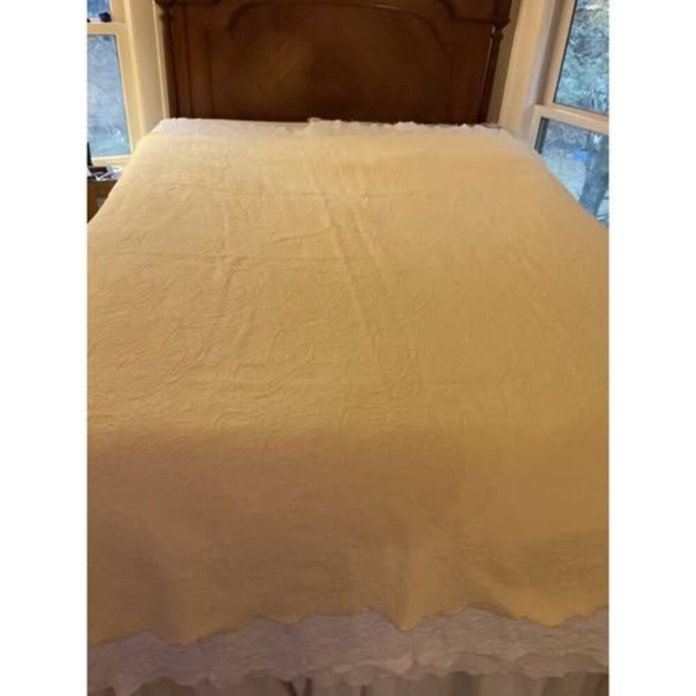 Linens and Things PORTUGAL Full Yellow Matelesse Coverlet Spread Cotton 76 x 87